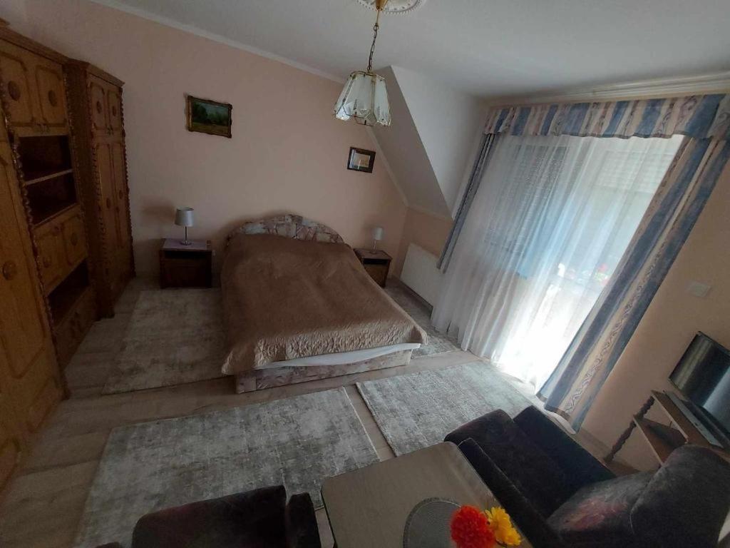 Istvan Apartmanok Kestel Dış mekan fotoğraf